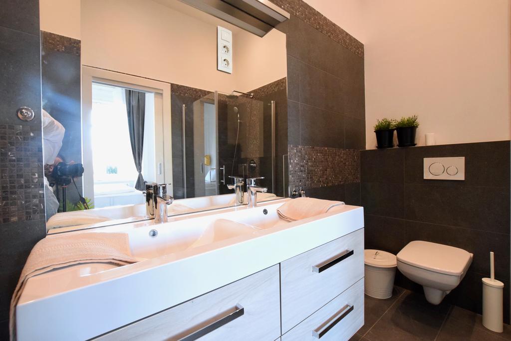 Luxury Apartment By Hi5 - Kiraly Street Suite Budapest Exteriör bild