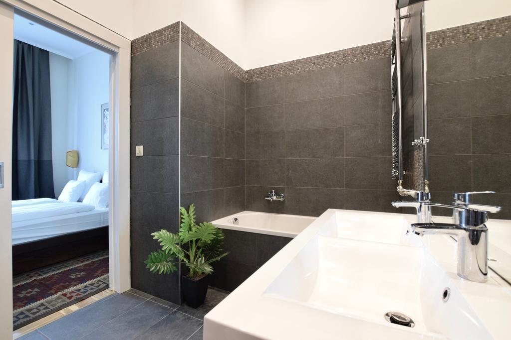Luxury Apartment By Hi5 - Kiraly Street Suite Budapest Exteriör bild
